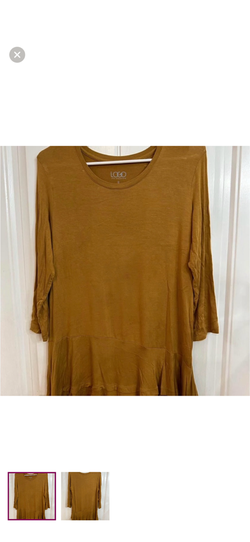 Woman's amber Chic blouse. Medium.  Yorktown And Staples Area