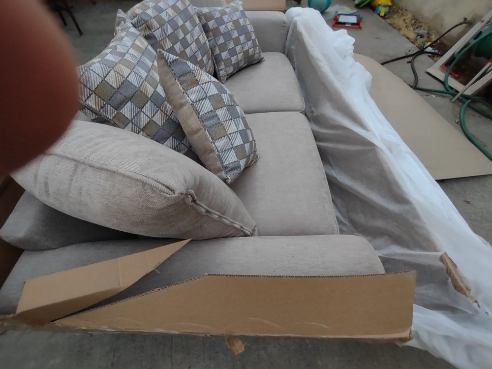 Brand New Sofa Still In The Box ☑️