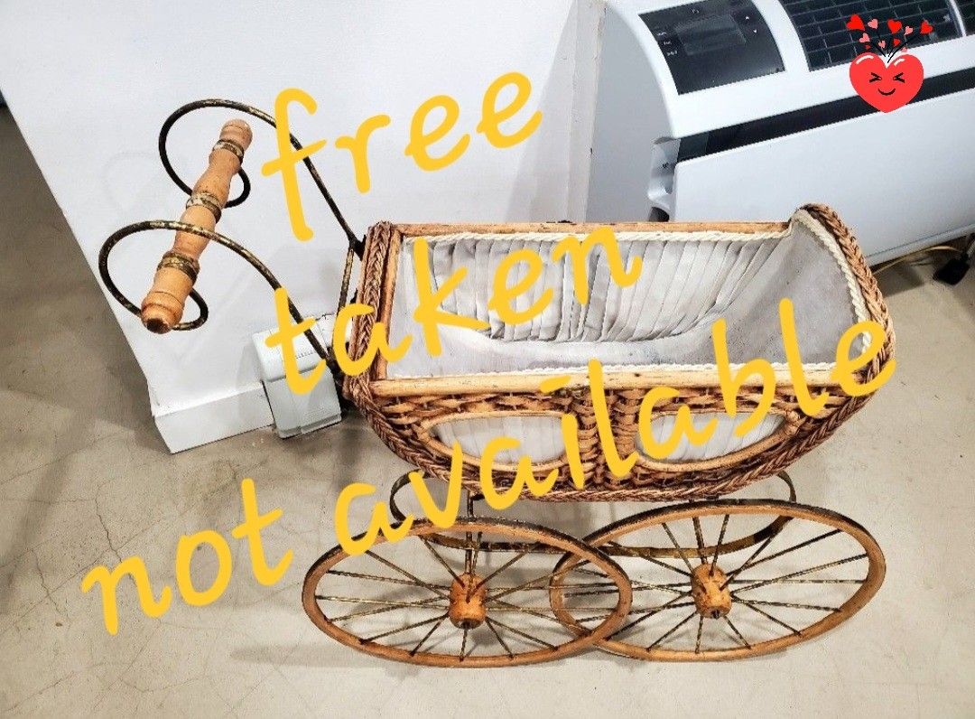 Baby doll stroller prom Wicker Vintage Made in Spain
Very well preserved craft toy.
Made of wicker, cane, wood, fabric and metal.
Exhibition car for c