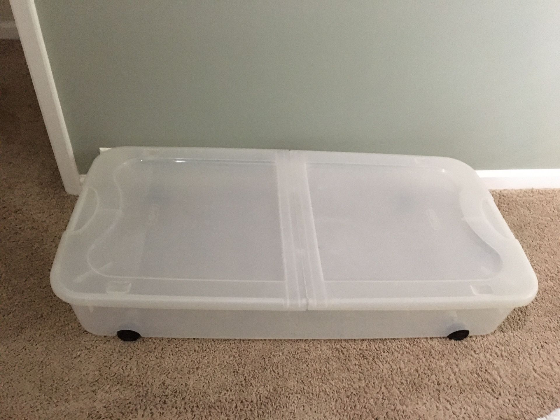 Plastic storage container