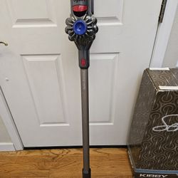 New Cond DYSON V8 ANIMAL VACUUM. , WORKS EXCELLENT.  ,IN THE BOX 