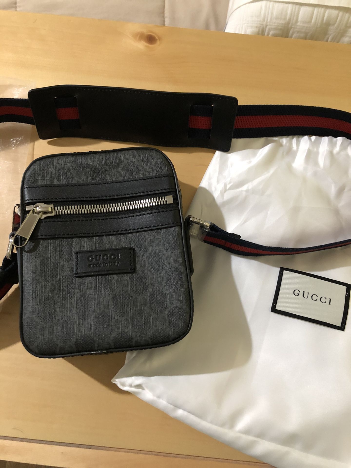 Gucci GG Supreme Messenger mini bag (Black)