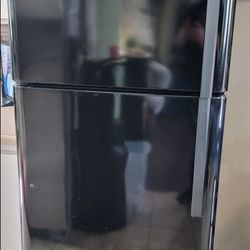 Kenmore Fridge 20.5 Cubic Feet Top Mounted Freezer Very Clean Black