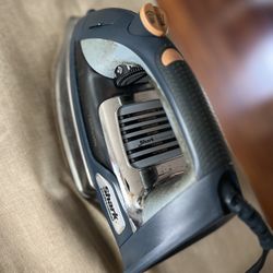 Shark Ultimate Professional Steam Iron