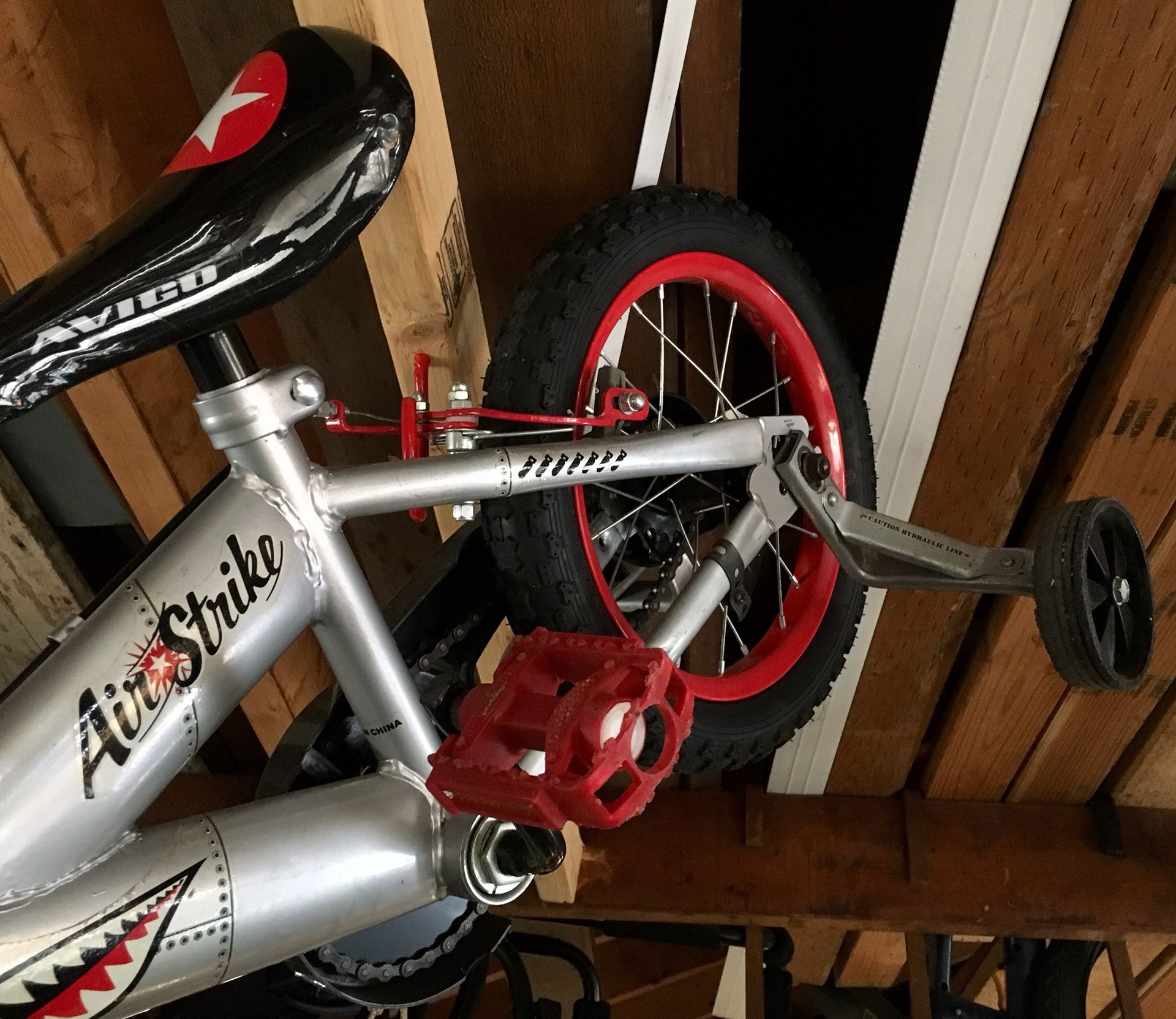 Avigo 14 Air Strike Bike w Training Wheels for Sale in Highland Heights OH OfferUp