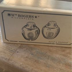 Wm Rogers Silver plate Salt And Pepper Shakers 