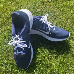 Men’s Nike Shoes- Navy & white, Size 11