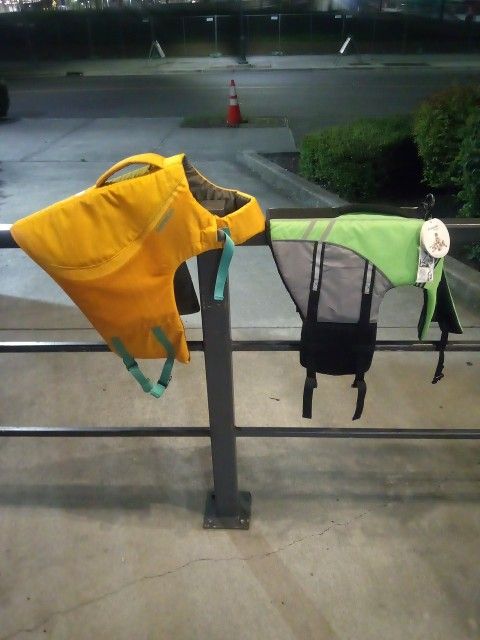PAIR OF DOG LIFE FLOATING VESTS XL/M