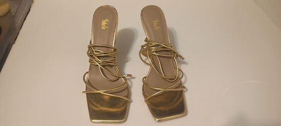 Beautiful Sheln Golden High Heels