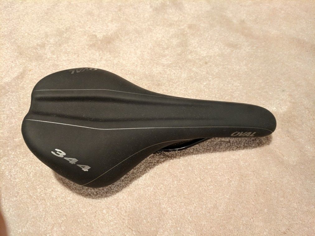 Oval Concepts 344 road bike seat for Sale in Chagrin Falls OH