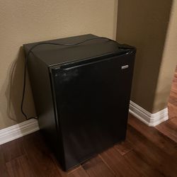 Kenmore Mini fridge (med Size)