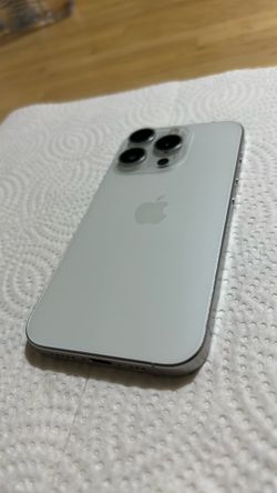 iPhone 15 Pro : 128GB ( original parts) Unlocked  Like New 9.5/10