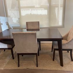 Wood Dining Table – Expandable Leaf – Great Condition