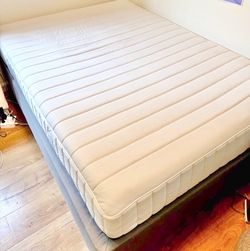 ••••Full Size Bed with Mattress ••••