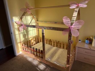 Child wood twin bed with mattress very Good End Strong