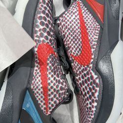 Size 9. New Kobe 