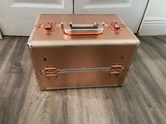 Byootique Makeup Case  14”W x 9”1/2D x 9”1/2H Used Condition $20 Firm on Price
