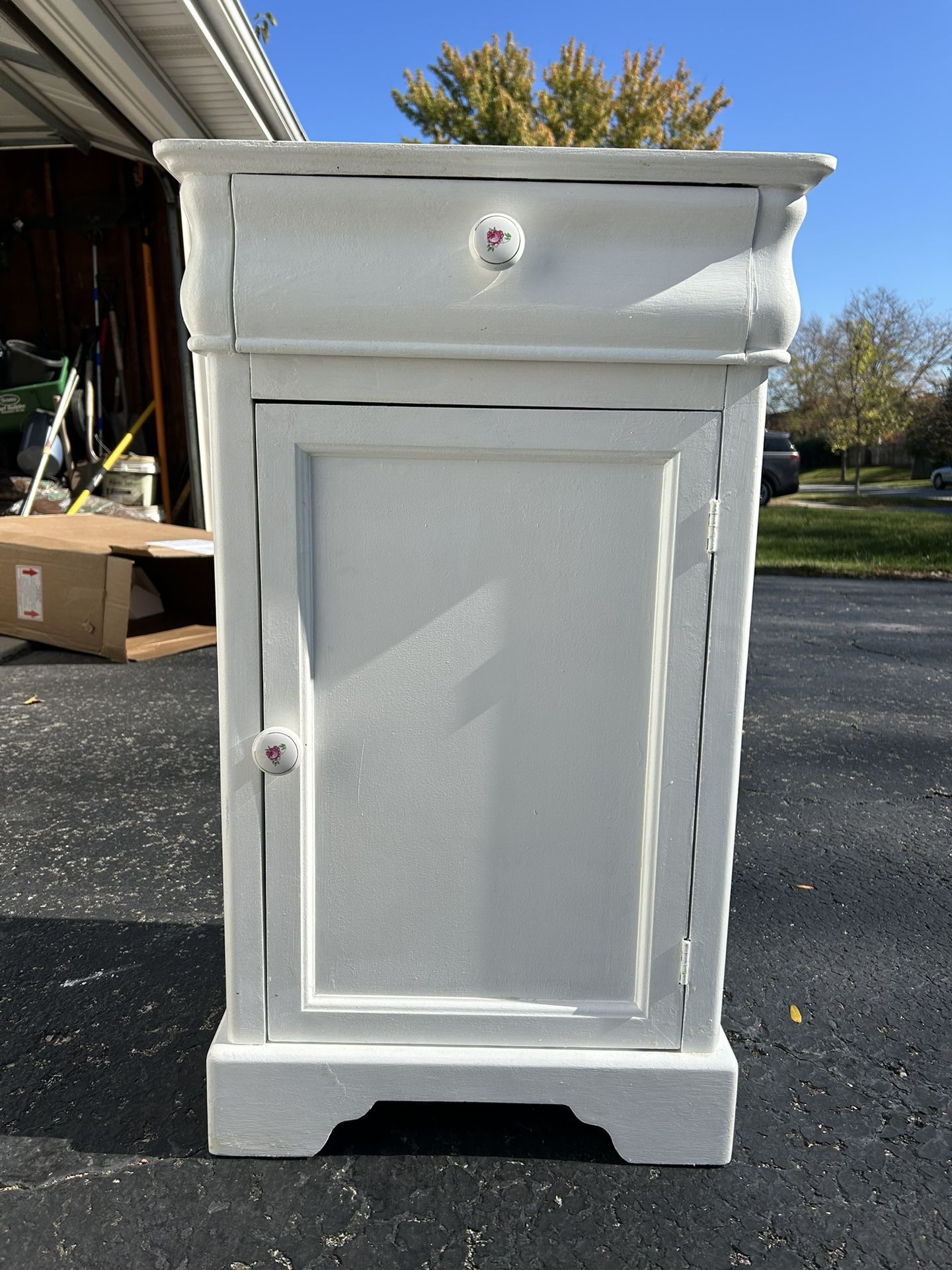 Free Standing Cabinet With Drawer And Door
