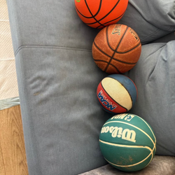 Básquet  balls all four .
