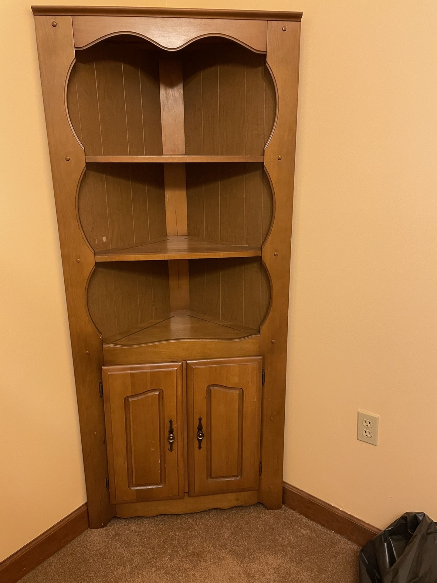 Corner Hutch