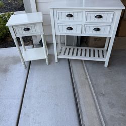 Matching end tables in like new condition!!