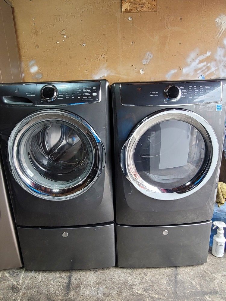Electrolux Front Loading Washer And Gas Dryer Set With Pedestals 