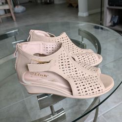 Girls Sandal, New. Size 4