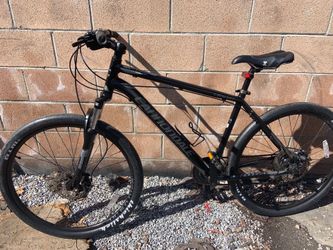 Cannondale catalyst. 21 speed large size lightweight aluminum frame with hydraulic disc brakes and 27.5” wheels