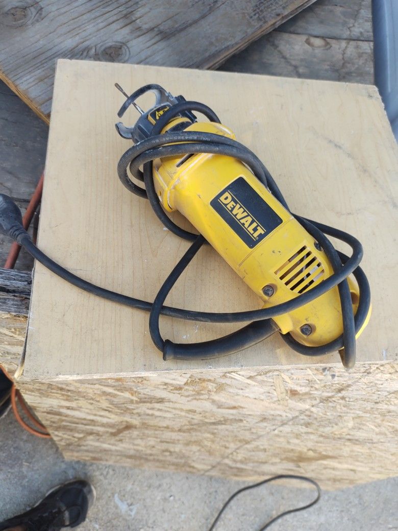 DeWalt Cut Out Tool - Good Condition