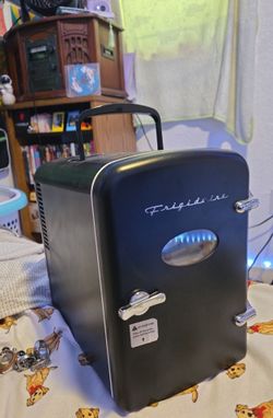 Frigidaire portable retro mini fridge
