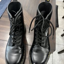 Woman’s dr  martens Size 8