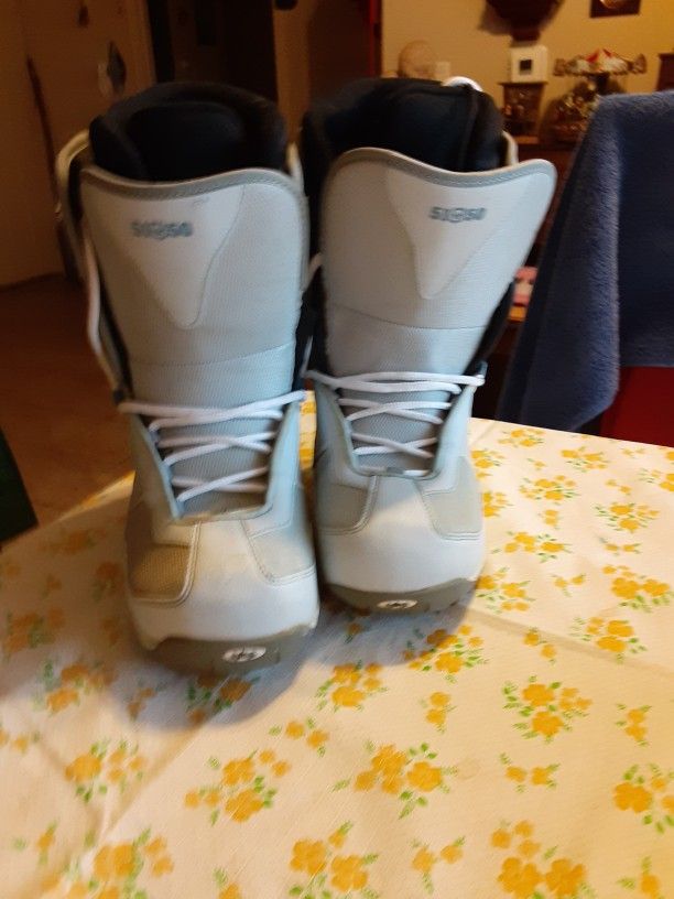 5I_50 WOMEN'S SNOW BOOTS SIZE 8 -- $45 FIRM PRICE. 328 N 11TH ST 126 LAS VEGAS NV 89101
