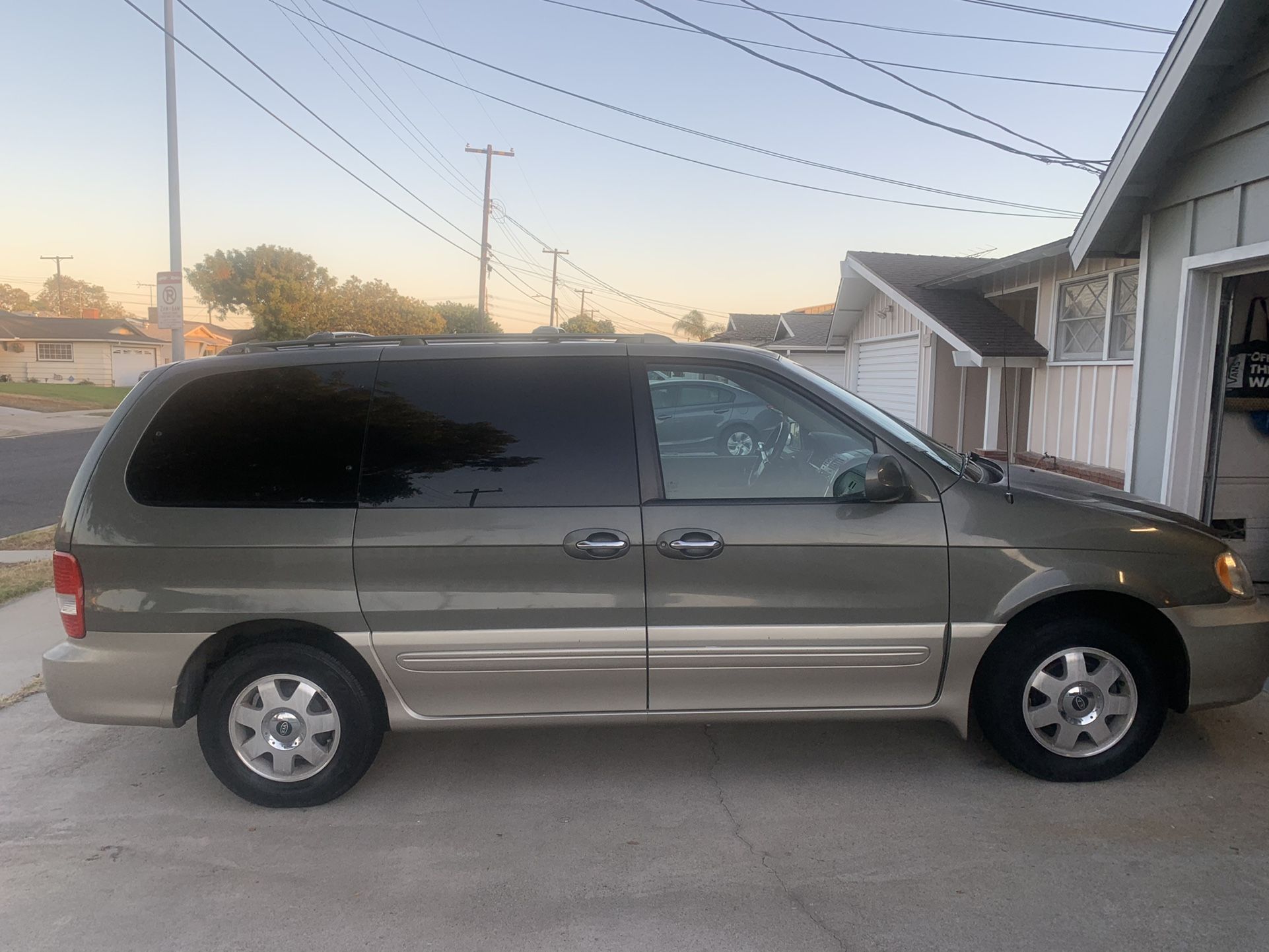 2003 Kia Sedona. Clean Title. Low Miles. Read Entire Post