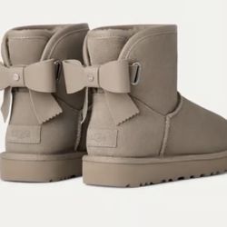 WOMNS BAILEY BOW UGGS (sz.6)