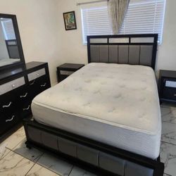 HARDWOOD bedroom SET for Sale 🖤🖤 In Black