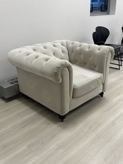 Elegant Tufted Chesterfield Loveseat – Cream Velvet – Classic Luxury Style