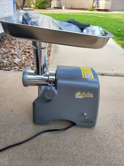 Cabelas Deluxe Meat Grinder with attachments