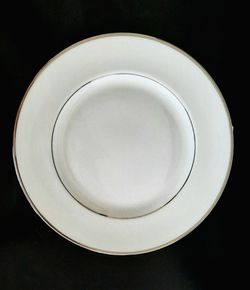7 WEDGEWOOD BONE CHINA ENTREE PLATES NEVER USED