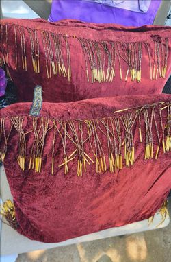 2 decorative cushions