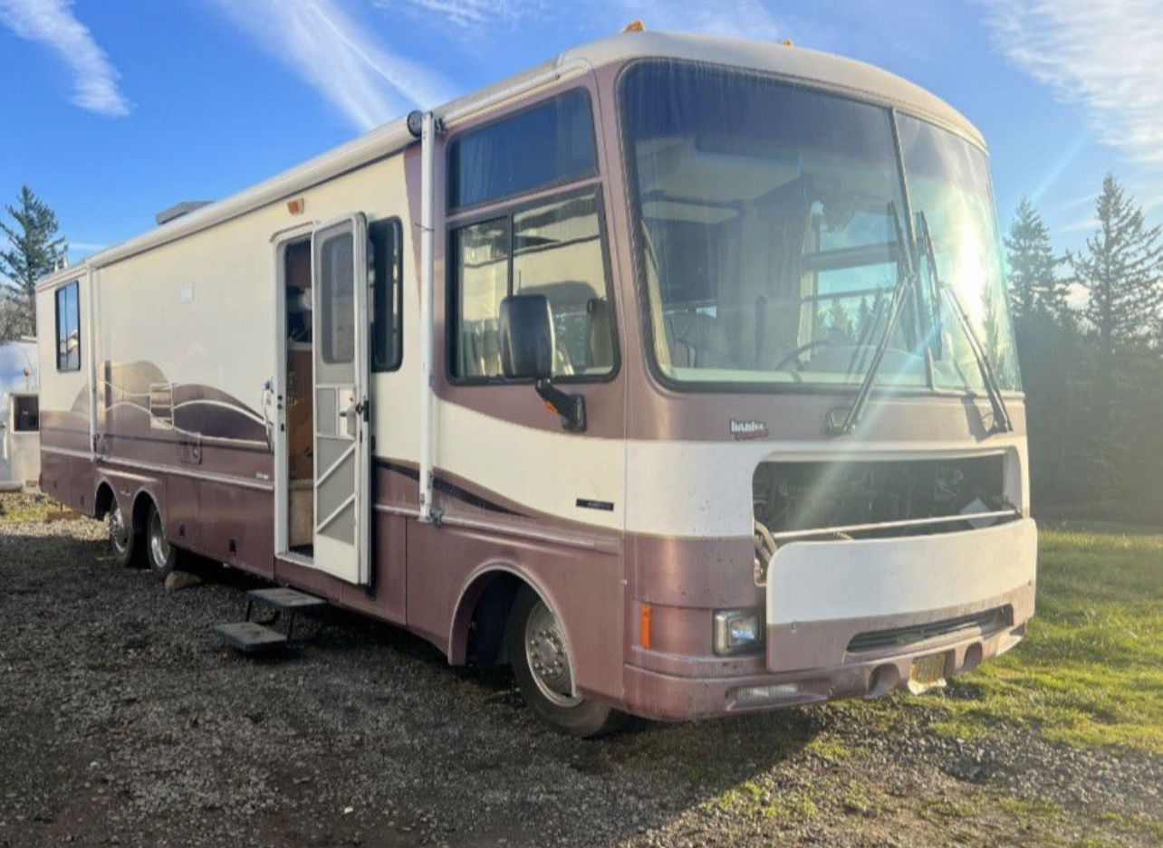 36 Foot 2000 Fleetwood Southwind Bounder Solar SkyLink