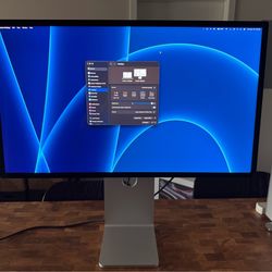 Apple Studio Display 27" 5K with Tilt & Height Adjustable Stand - Good Condition (read) + Original Box