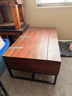 Coffee Table/ Center Rable