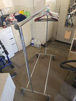 Adjustable folding clothes rack