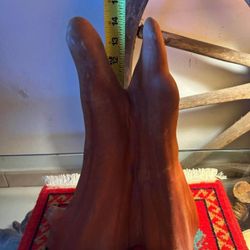 ADORNO DE FIGURA DE MADERA TALLADA 