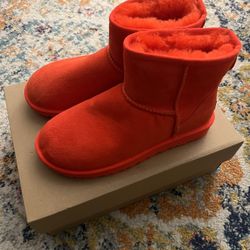Women’s Classic Mini II UGG Boots Size 6