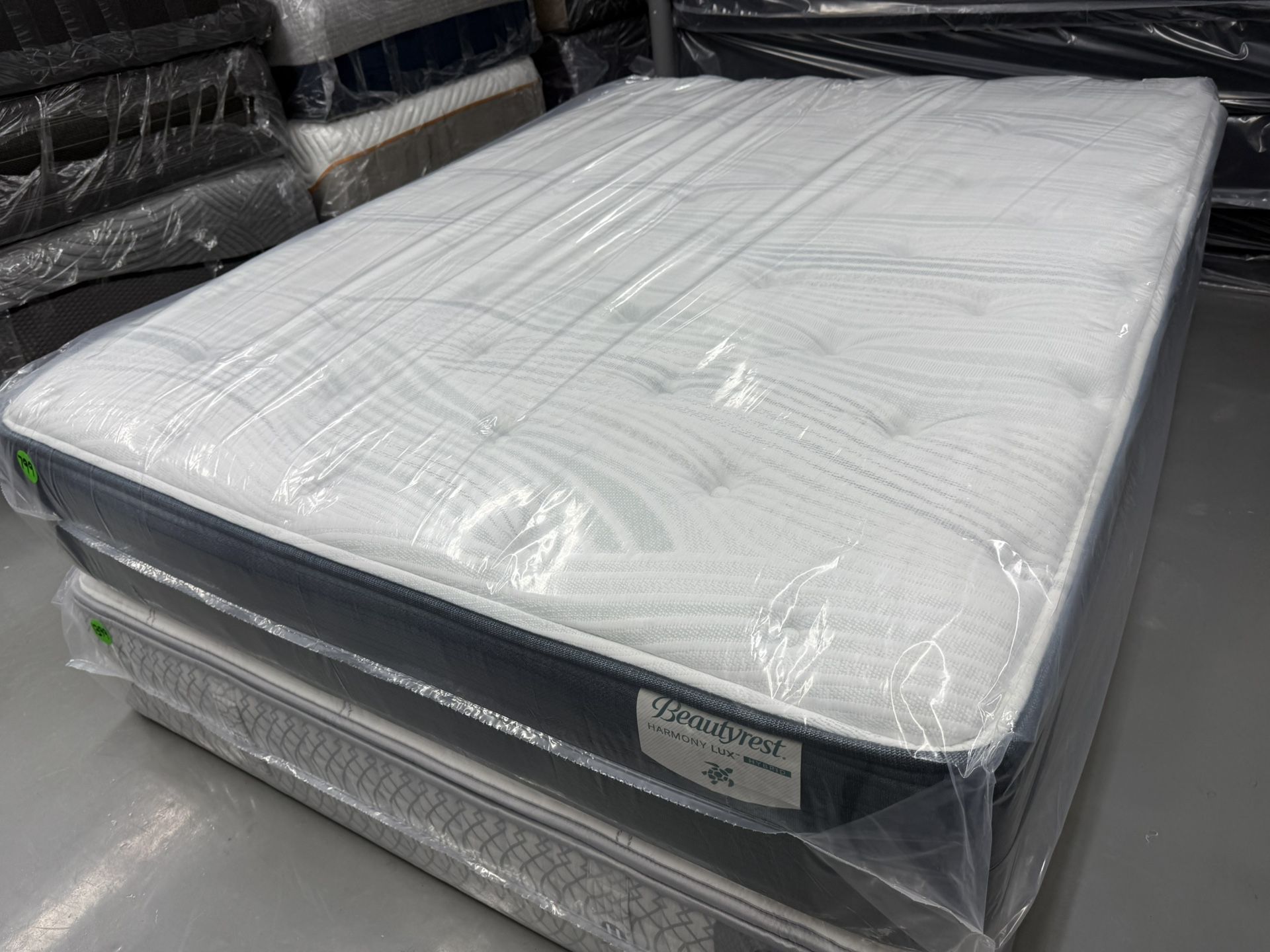 QUEEN SIZE SIMMONS BEAUTYREST HARMONY LUX (MEDIUM) MATTRESS & BOX SPRINGS BED SET