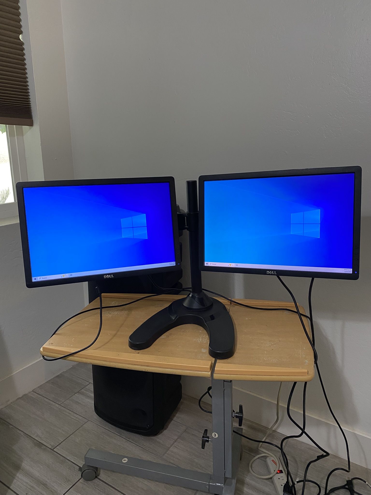 Dell P1913t,19", Professional Widescreen LED Monitor - Dual monitor with stand 19 inch Display and vga port. It works great! Nothing wrong! Power cor