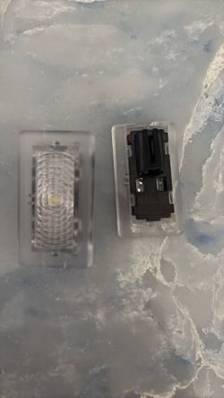 2023 Tesla Y door lights