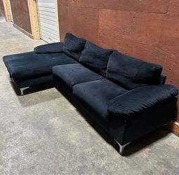 Black Velvet Sectional – Like New (FREE Delivery)