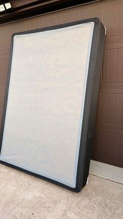 Queen Box Spring In Good Condition